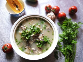 14、粉葛鲮鱼汤,装盘，撒上香菜叶装饰即可。