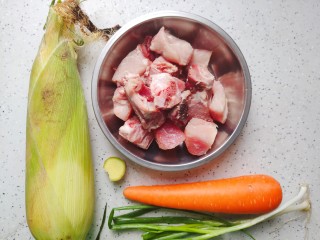 1、胡萝卜玉米排骨汤,首先我们准备好所有食材