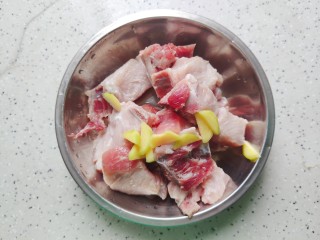 2、胡萝卜玉米排骨汤,排骨洗净，生姜去皮洗净之后切片