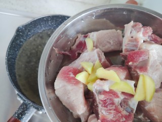 4、胡萝卜玉米排骨汤,放入排骨和生姜