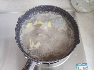 5、胡萝卜玉米排骨汤,中大火煮6.7分钟