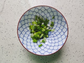 7、胡萝卜玉米排骨汤,小葱洗净之后切圈