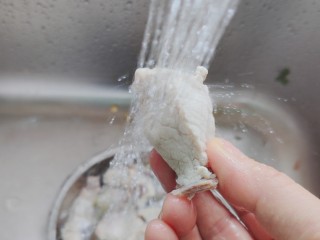 9、胡萝卜玉米排骨汤,捞出煮好的排骨，用流动水冲洗掉表面的浮沫