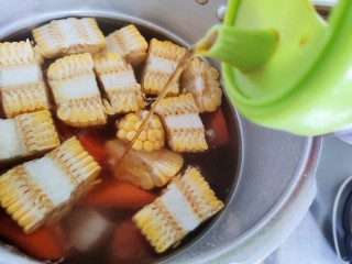 11、胡萝卜玉米排骨汤,再加少许料酒