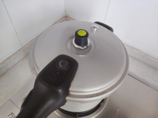 12、胡萝卜玉米排骨汤,盖上锅盖，大火开煮