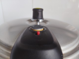 13、胡萝卜玉米排骨汤,待高压锅气阀上升，转小火 ，继续煮20-25分钟