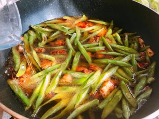 8、好吃的焖面,加入没过豆角的清水