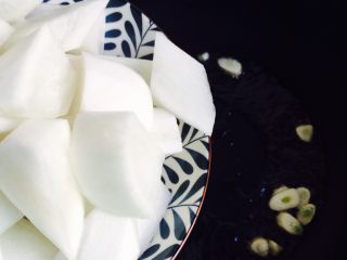 7、红烧白萝卜,倒入白萝卜