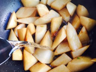 13、红烧白萝卜,加入热水