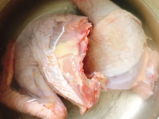 2、白果炖鸡,清远鸡冲洗干净