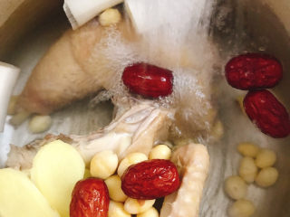 10、白果炖鸡,加入适量清水