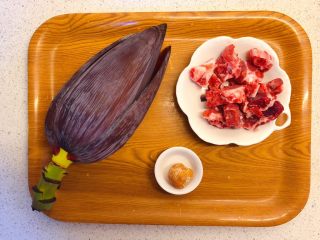 2、香蕉花排骨汤,主要食材