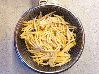 4、香蕉花排骨汤,把里面的花蕾摘下来备用，每一层都有一排花蕊。