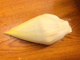 5、香蕉花排骨汤,一直摘到里面嫩黄色的壳芯。