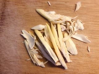6、香蕉花排骨汤,把嫩壳芯切丝。和花蕊一起泡在水里，以免氧化。