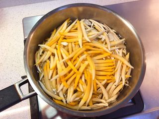 7、香蕉花排骨汤,清水加盐烧开，把花蕊和嫩心丝全部放入开水中汆烫。