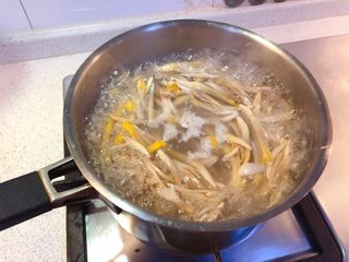 8、香蕉花排骨汤,水开后捞起。