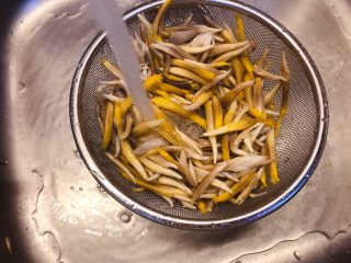 9、香蕉花排骨汤,反复冲洗干净，去除涩味。