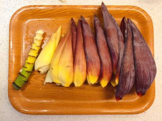 10、香蕉花排骨汤,剥掉的红色的叶子，比较老，一般都弃之不用。很好看，拍照留念一下。