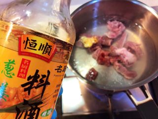 11、香蕉花排骨汤,冷水加一片姜和适量料酒，下排骨飞水。