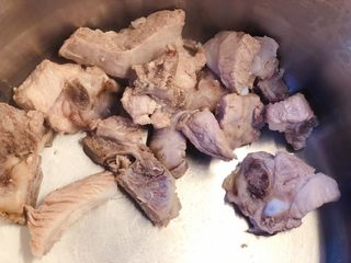 12、香蕉花排骨汤,沥干水分备用。