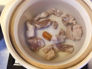13、香蕉花排骨汤,砂锅内加水，放入排骨和蜜枣。