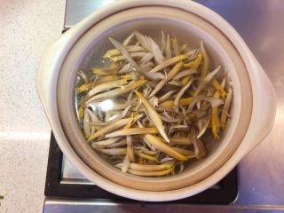 14、香蕉花排骨汤,放入清洗干净的香蕉花蕊。