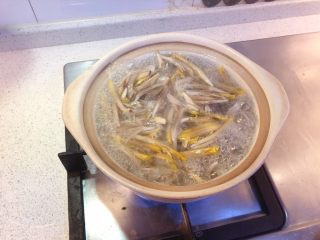 15、香蕉花排骨汤,大火烧开。