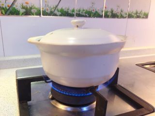 16、香蕉花排骨汤,转小火煲1.5小时后，下盐调味。