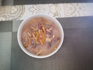 17、香蕉花排骨汤,盛起上桌。