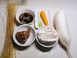 1、牛腩萝卜汤,准备好食材