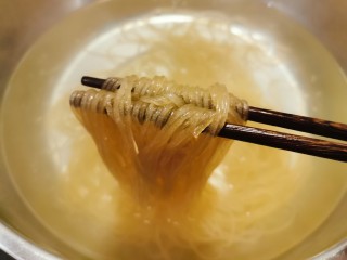 4、牛腩萝卜汤,红薯粉条用开水煮熟  捞出备用