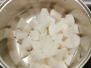 5、牛腩萝卜汤,白萝卜块放入汤锅中