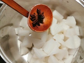 6、牛腩萝卜汤,放入八角 倒入适量清水