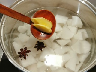 7、牛腩萝卜汤,放入姜片 煮开