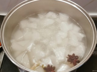 10、牛腩萝卜汤,汤锅中的萝卜汤水已经煮开