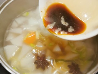 12、牛腩萝卜汤,倒入牛肉汤