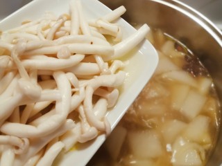 13、牛腩萝卜汤,倒入白玉菇