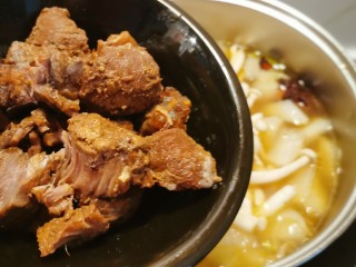 14、牛腩萝卜汤,放入牛肉块 