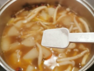 15、牛腩萝卜汤,再次煮开后放入盐