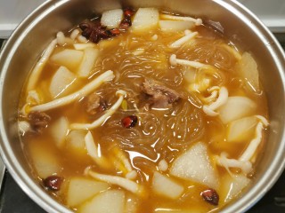 16、牛腩萝卜汤,全部食材煮熟后 放入红薯粉条  关火