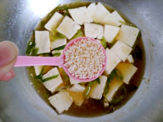 12、家常炖豆腐（健康无油版）,放入约2g鸡精，翻炒均匀。