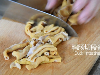 3、做一碗健康又美味的“鸭血粉丝汤”秘诀在这,鸭肠切段备用