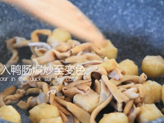 8、做一碗健康又美味的“鸭血粉丝汤”秘诀在这,倒入鸭肠煸炒至变色