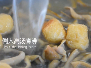 9、做一碗健康又美味的“鸭血粉丝汤”秘诀在这,倒入高汤煮沸