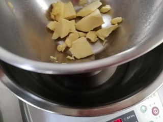 3、宝宝无盐黄油饼干,隔水融化。