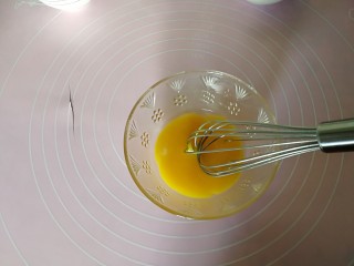6、宝宝无盐黄油饼干,然后我们把蛋黄打匀。