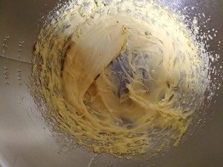 9、宝宝无盐黄油饼干,打到微微发白。