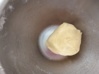 15、宝宝无盐黄油饼干,再用手揉团，最后揉几下就可以。