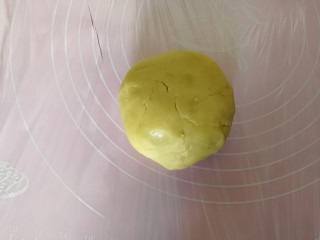 16、宝宝无盐黄油饼干,包上保鲜膜，放入冰箱冷藏半小时。